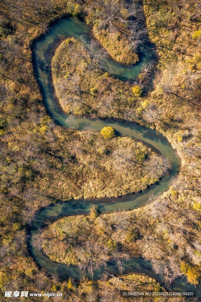 航拍的河流