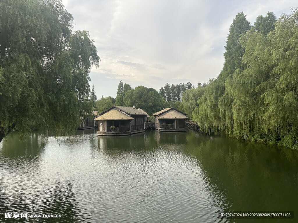 江南湖面农家小屋