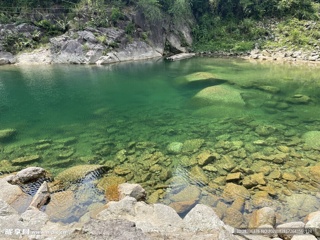 清澈的山谷湖泊