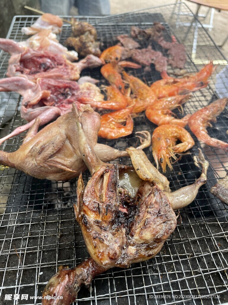 烧烤摊上的食物