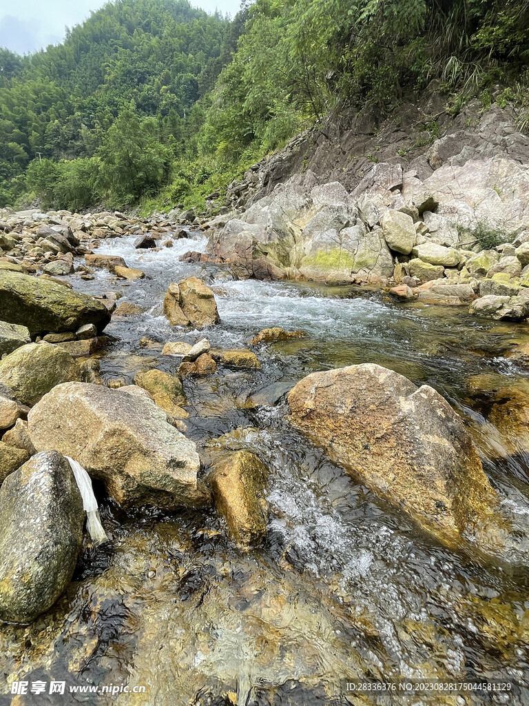 山谷小溪流水素材