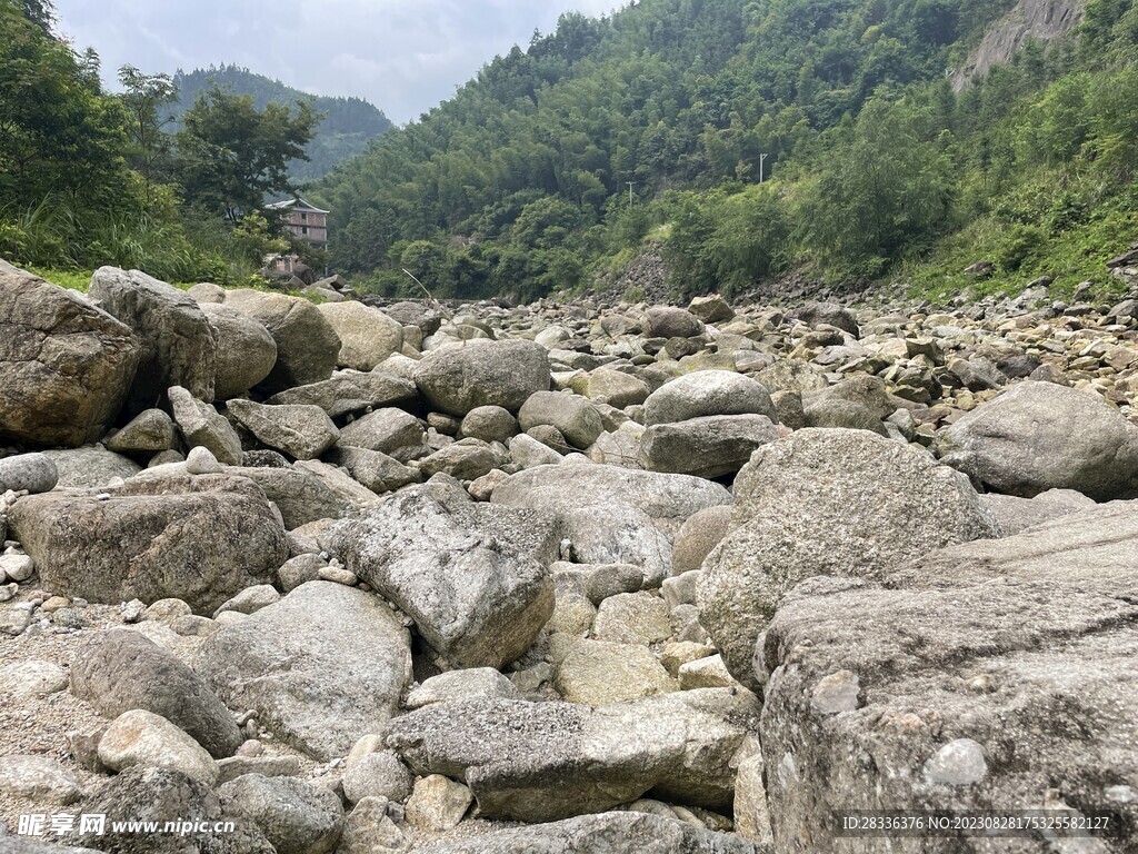 山谷干枯的河床