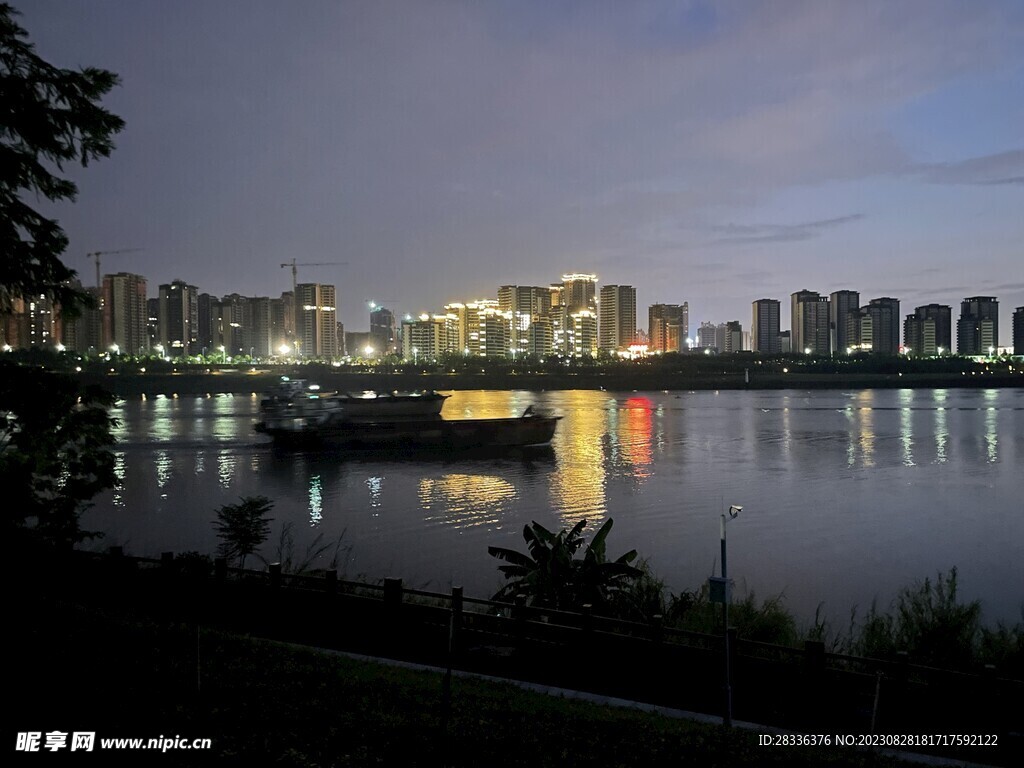 夜幕下的江边