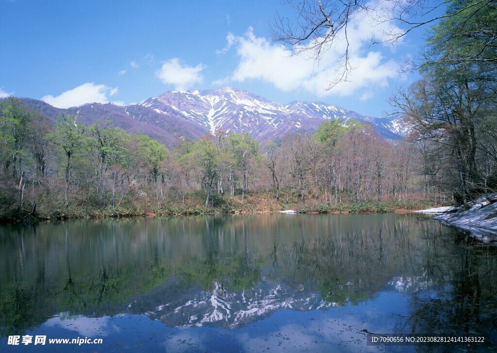 高耸巍峨的山峰  