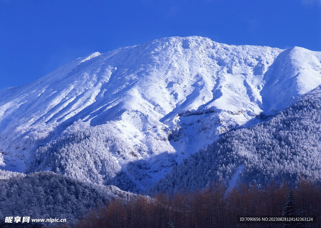 高耸巍峨的山峰  