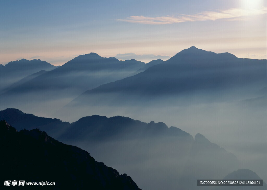 连绵的山峰  