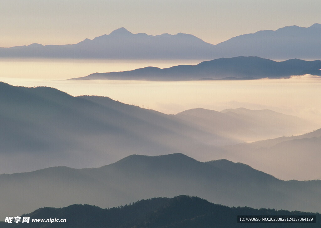 连绵的山峰  