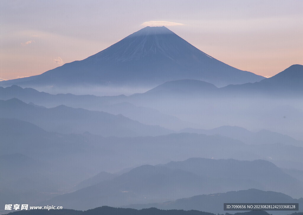 高耸巍峨的山峰  