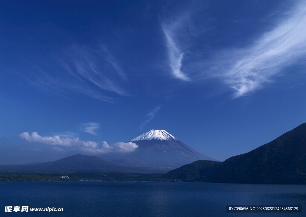 高耸巍峨的山峰  