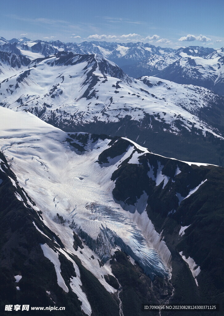 高耸巍峨的山峰  