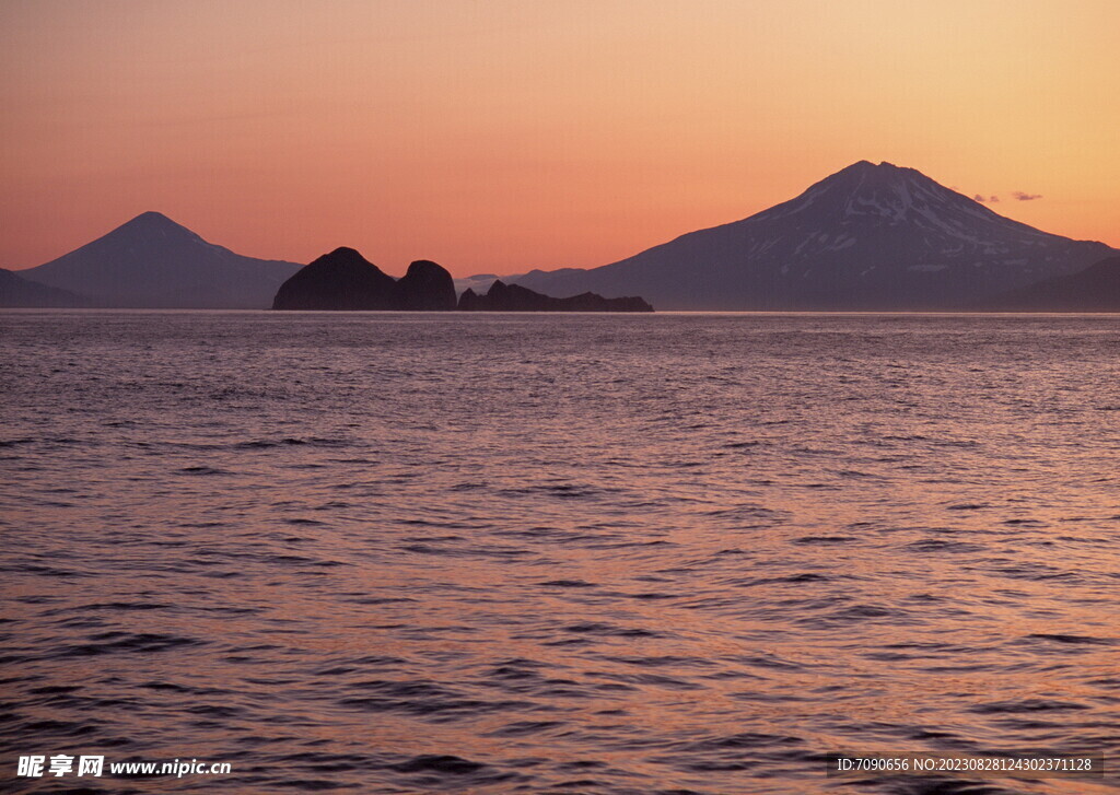 高耸巍峨的山峰  