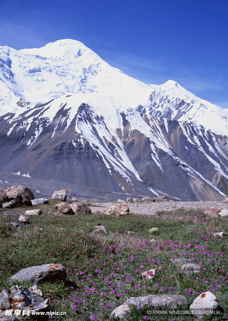 高耸巍峨的山峰  