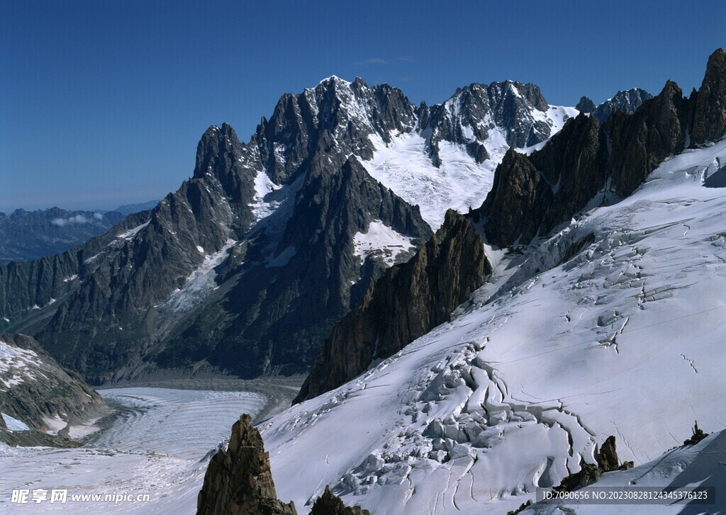 连绵的山峰   