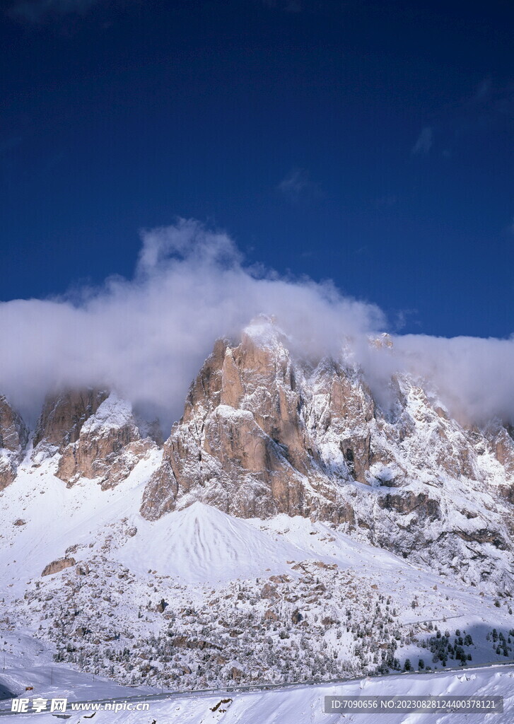 连绵的山峰   