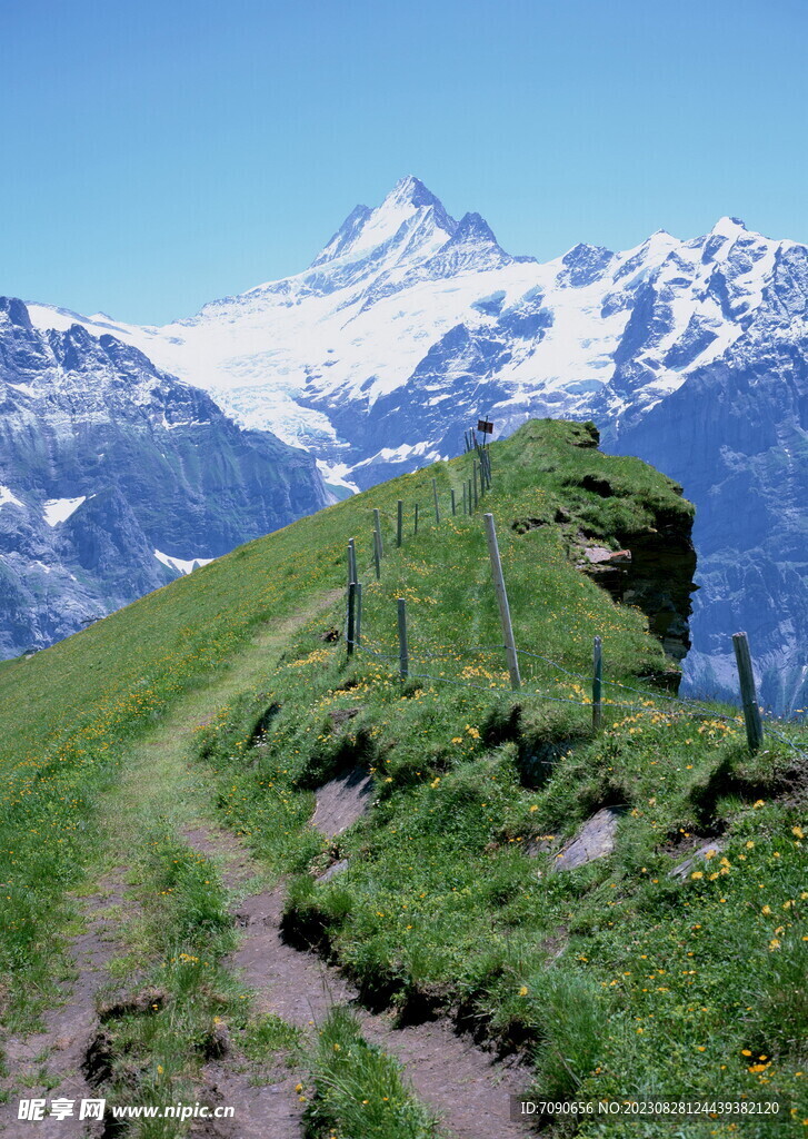 连绵的山峰   