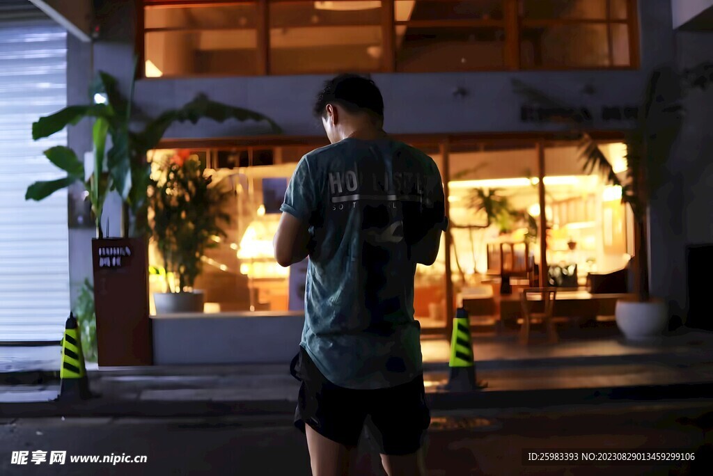 酒吧外的男人