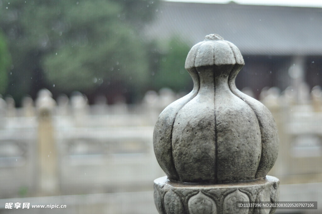 石柱与栅栏