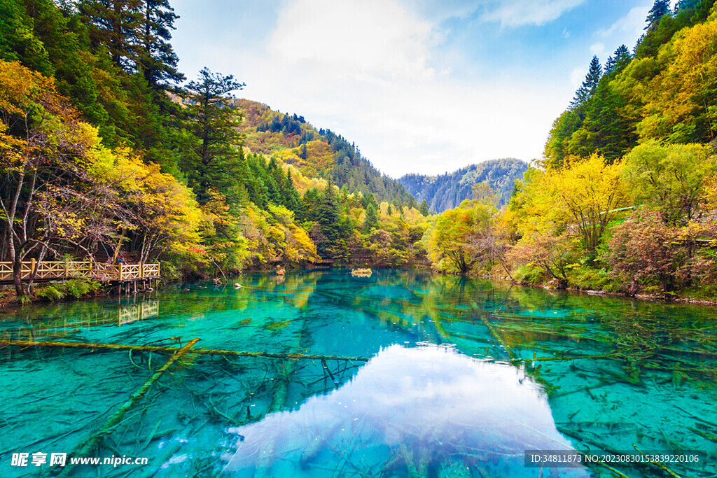 山间湖泊