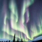 极光北极光树木雪山冬天摄影图