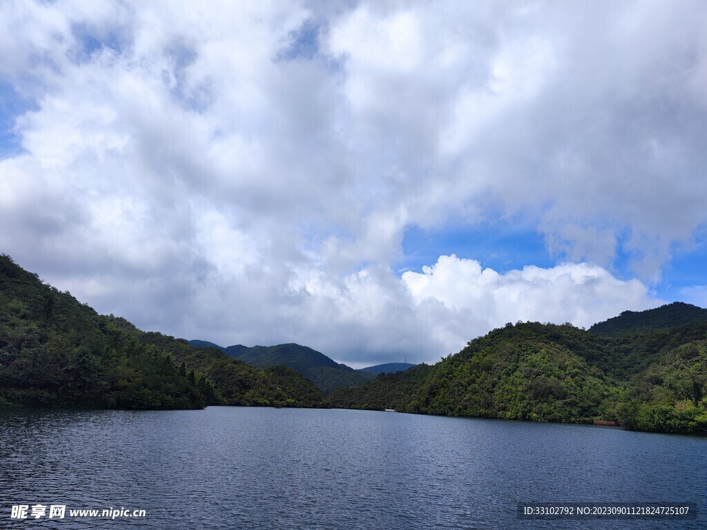 蓝色白云树林山河