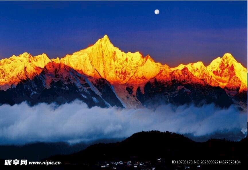 金色雪山黄昏风景