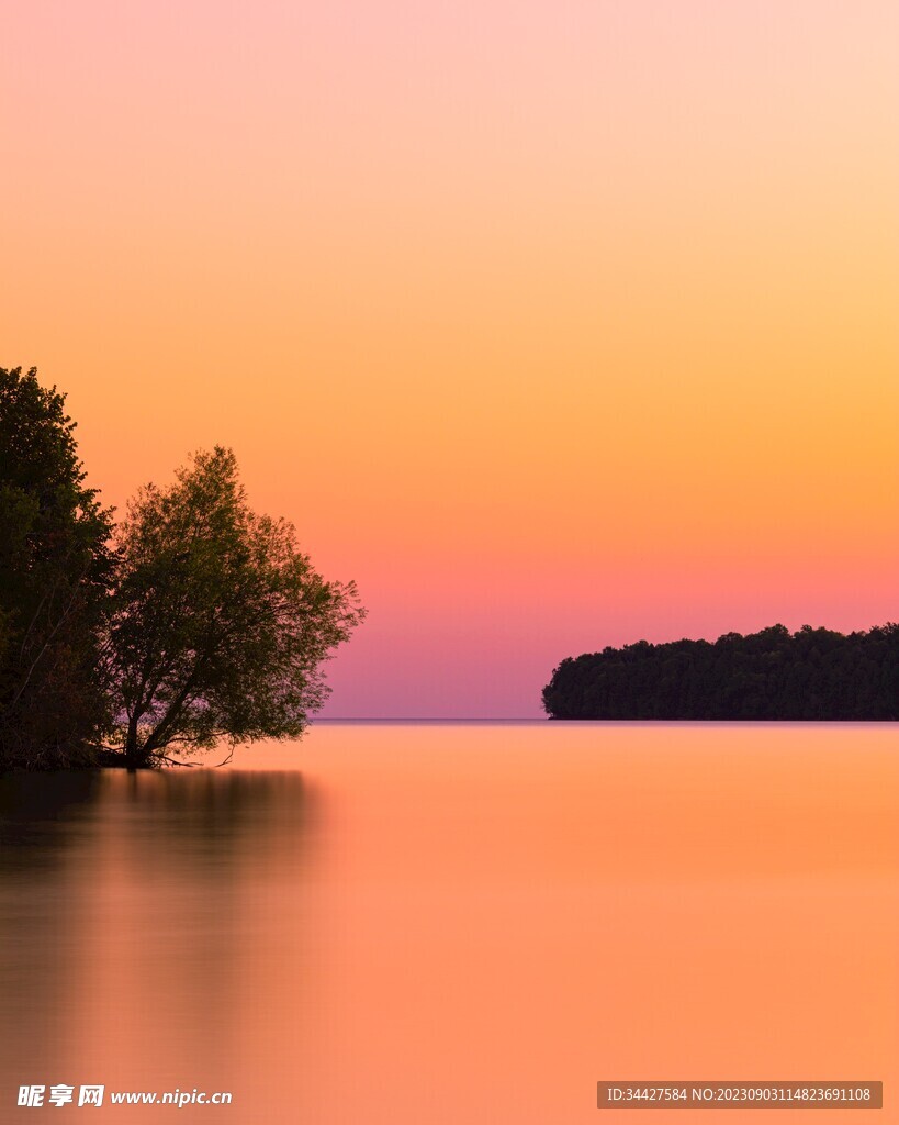 暮色中的山水风景