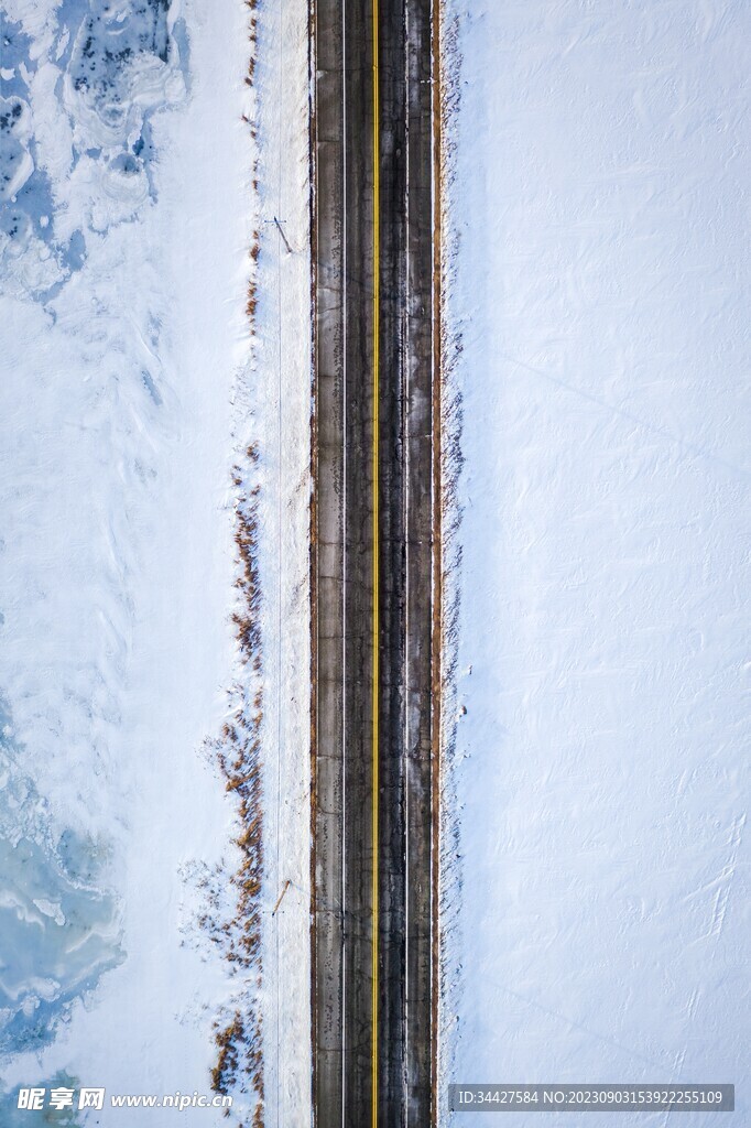 航拍雪中道路