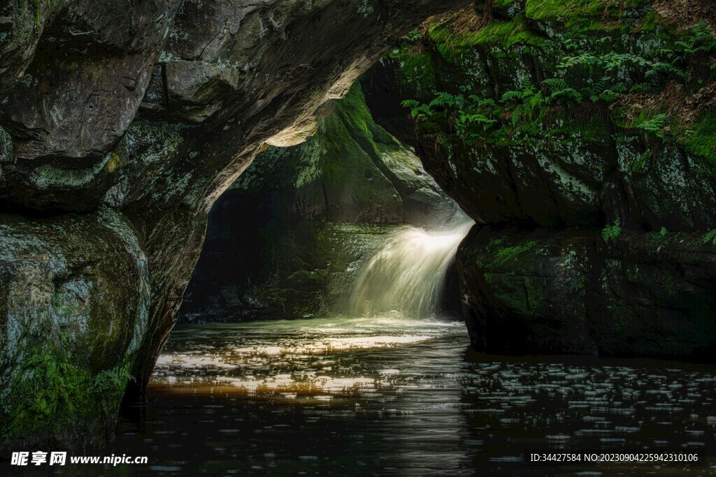 山洞河流