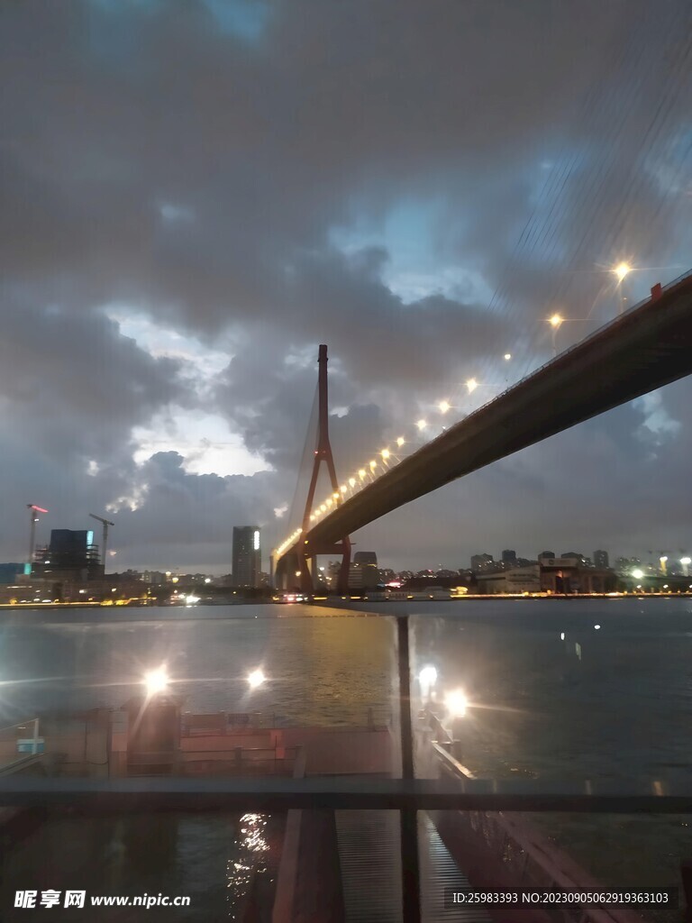 夜晚的公路桥