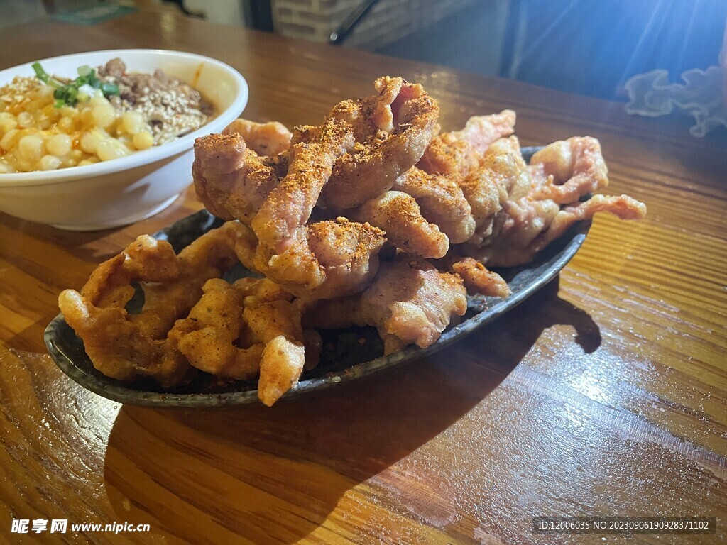 刚出锅的油炸小酥肉