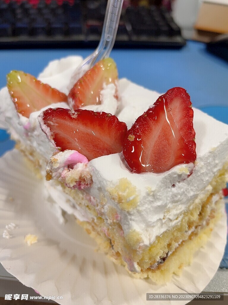 一块好吃的奶油草莓蛋糕