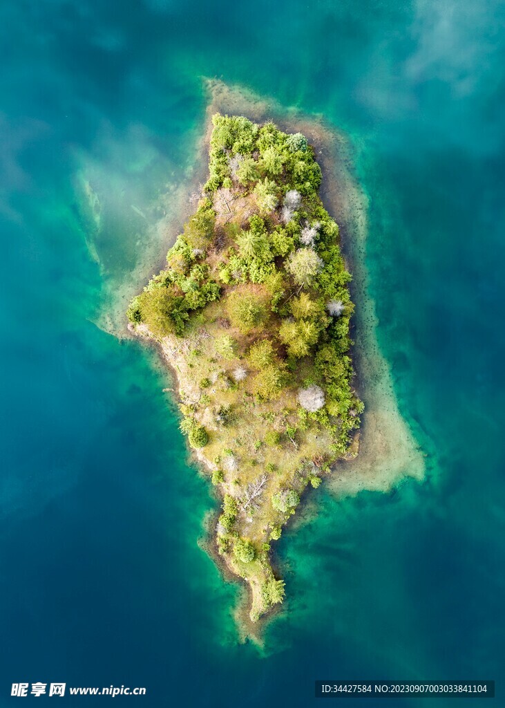 航拍海中小岛