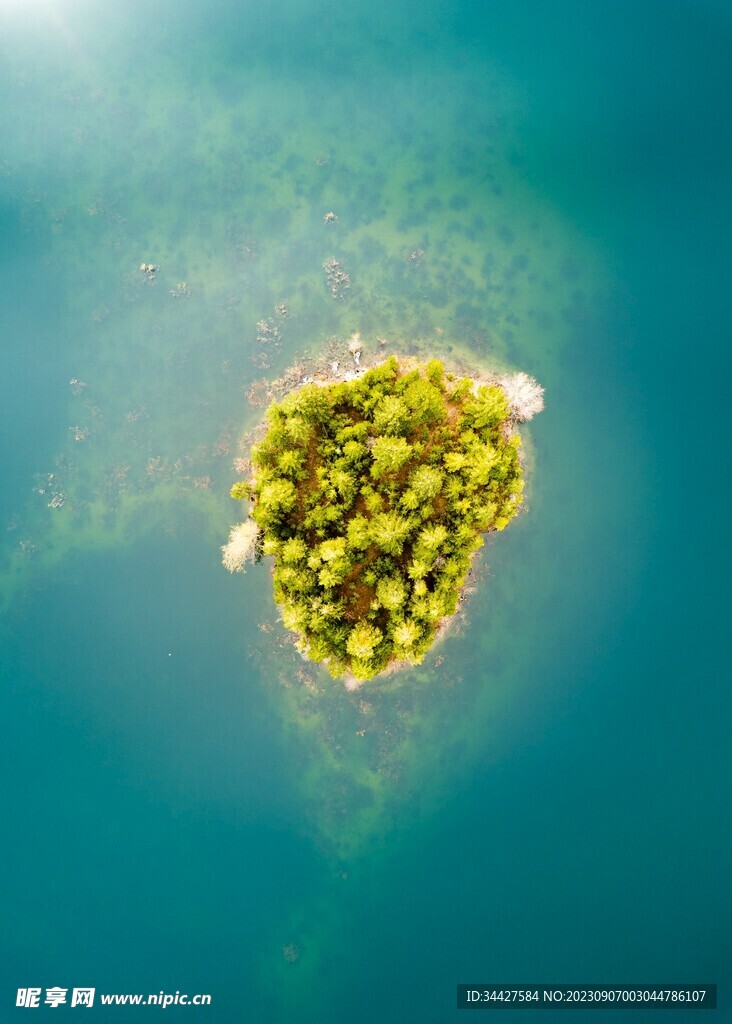 航拍海中小岛