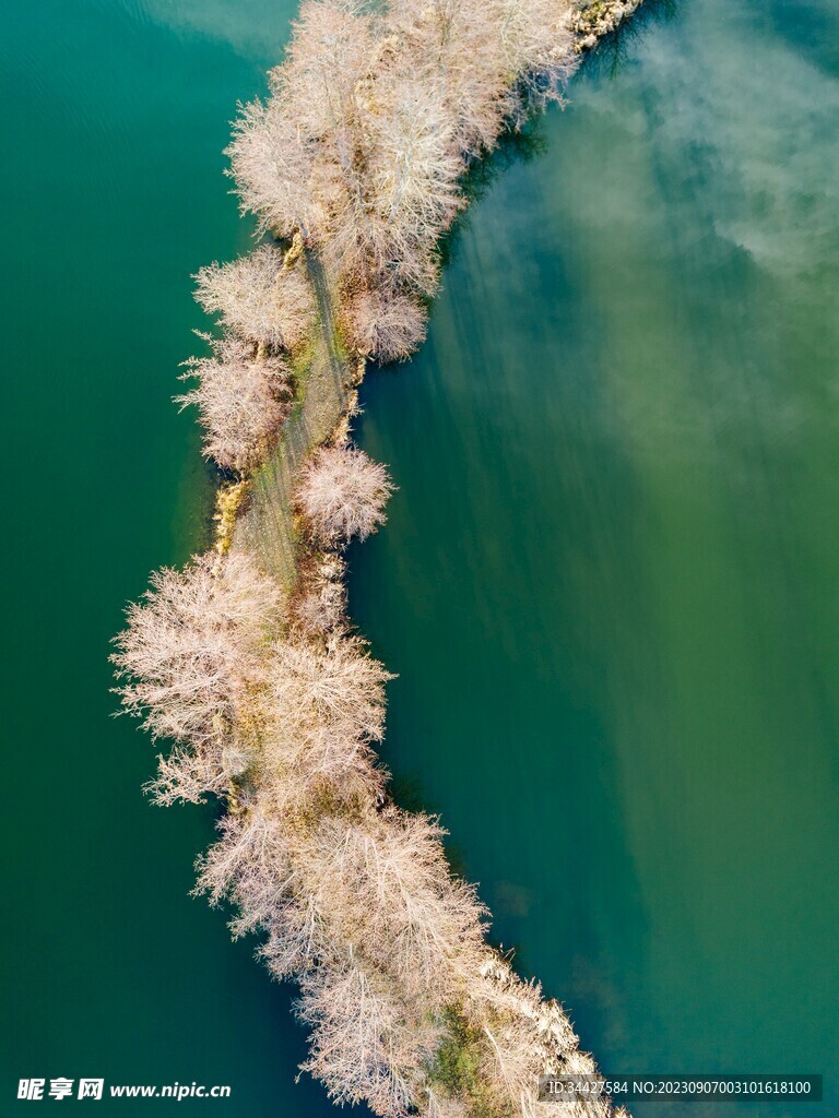 航拍湖中小路