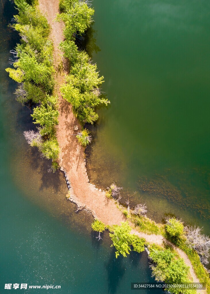 航拍湖中小路