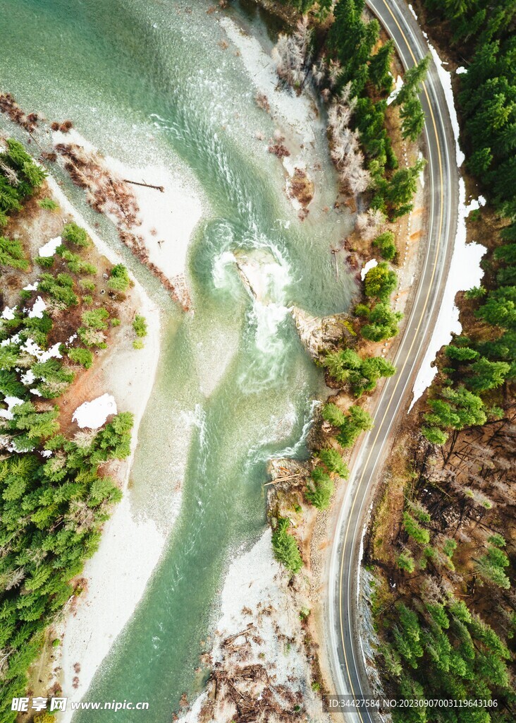 航拍河流和道路