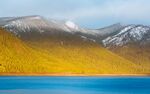 雪山湖景