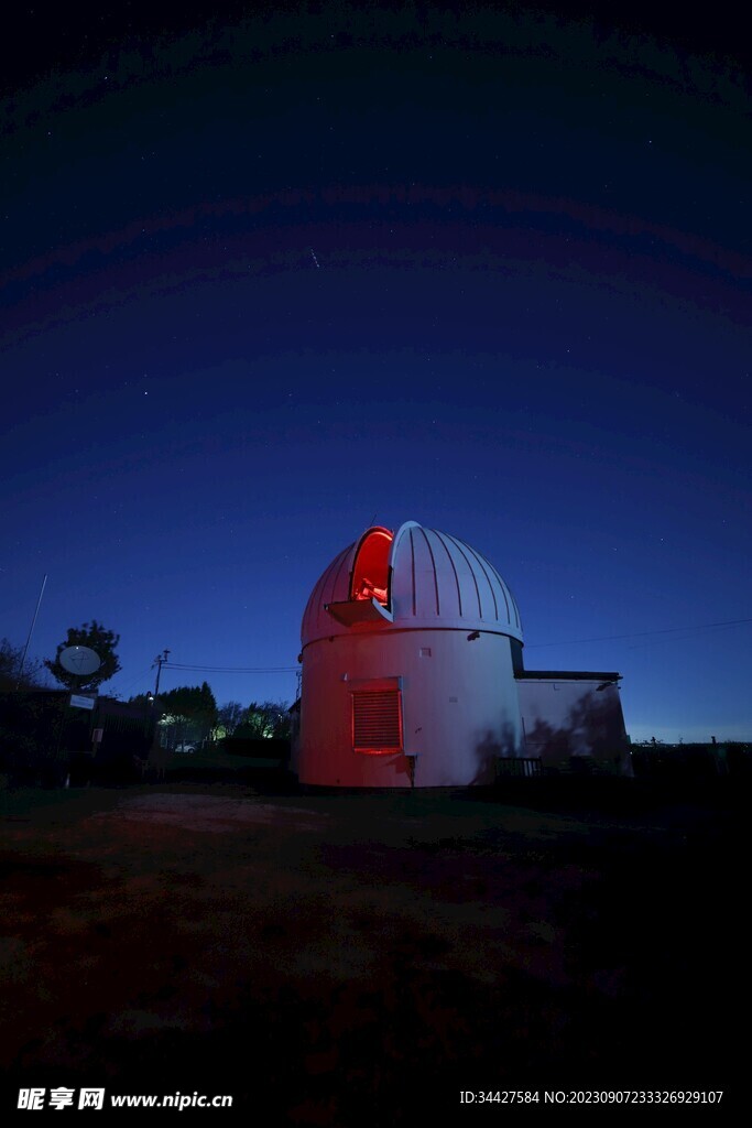 星空和奇异房子
