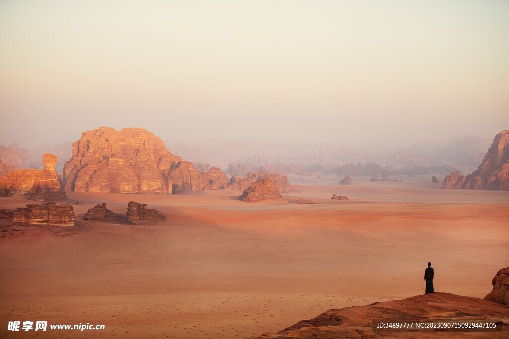 一个人站在沙漠