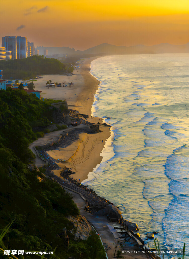 海浪拍岸