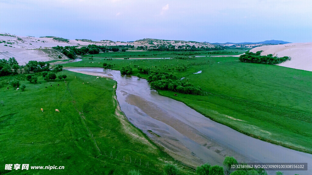 沙漠湖泊草地