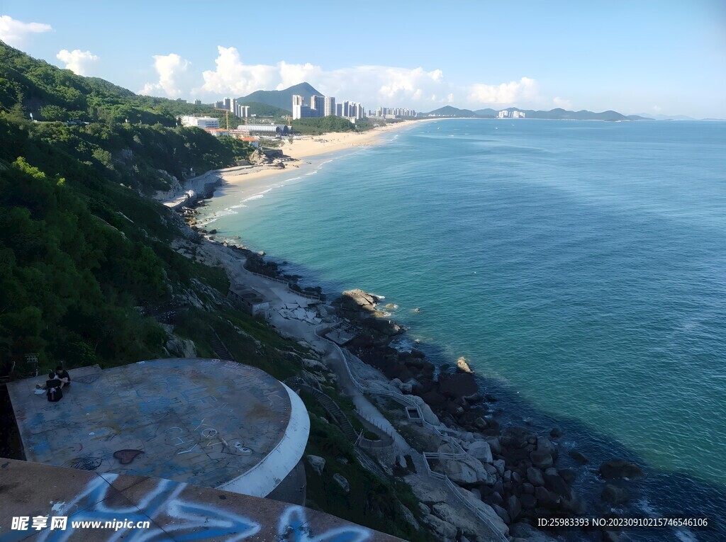 海浪拍岸