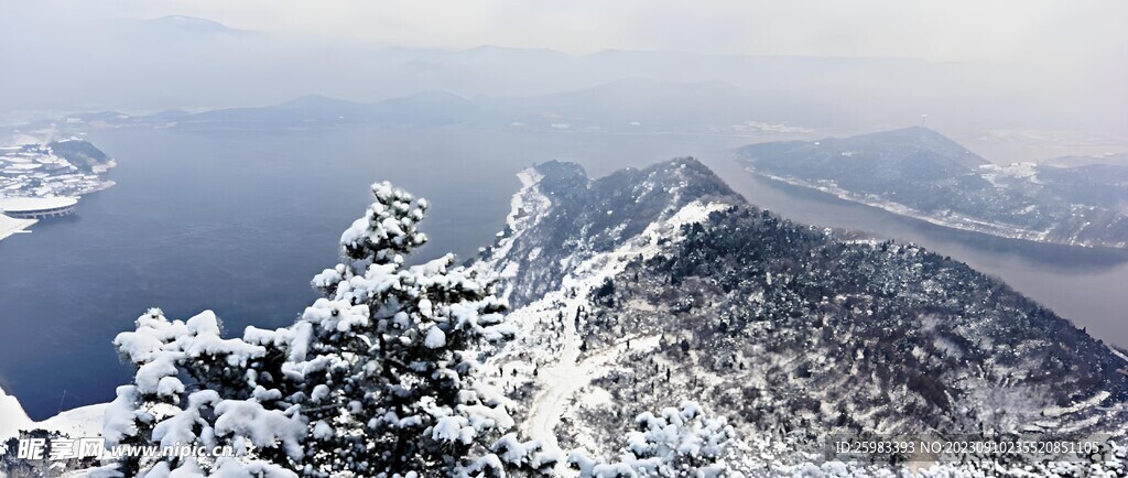 积雪的山顶