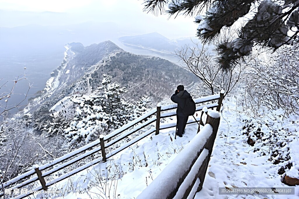 积雪的山顶