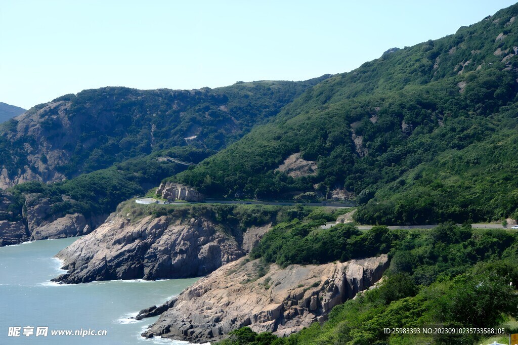 海浪拍岸