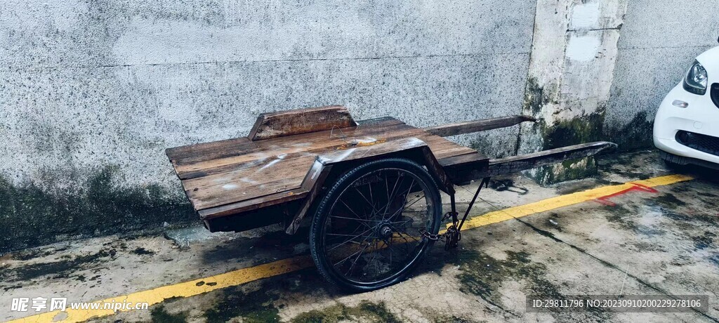 老旧二轮木制拉车古代复古