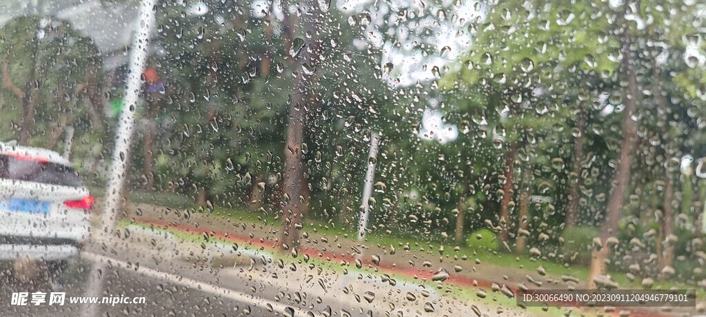 雨水玻璃窗外