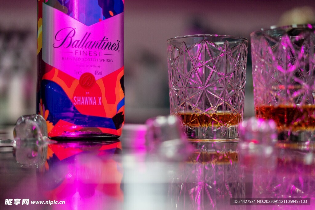 威士忌和酒杯