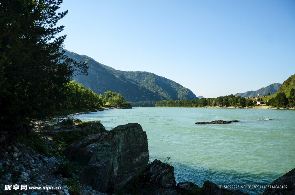 郊区湖水