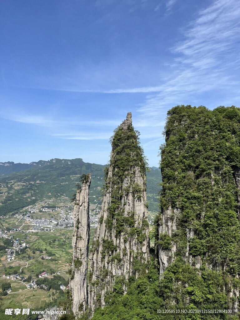 蓝天下的山岭